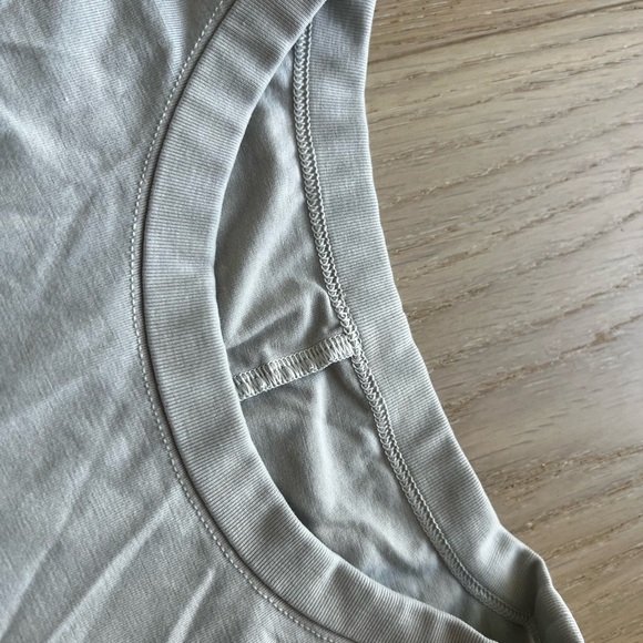 Lululemon tshirt - Picture 3 of 4